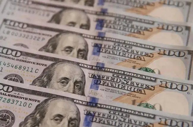 100 دولار أمريكي كم دولار كندي